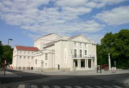 Das Theater auf dem Olof-Palme-Platz Das Theater auf dem Olof-Palme-Platz